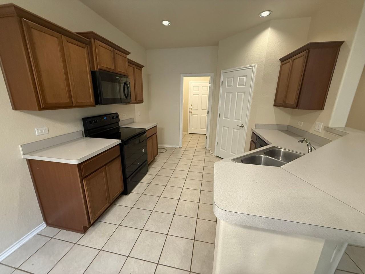 1427 Denver Blvd - Photo 7 of 23