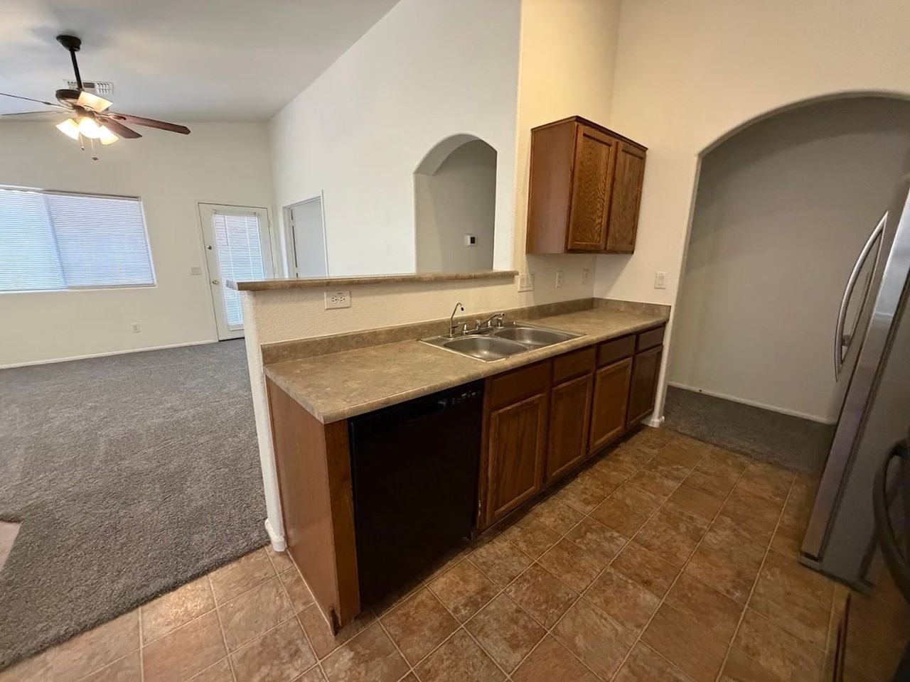 16248 W Moreland St - Photo 4 of 24