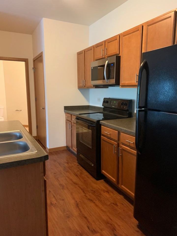 1807 S 92nd St - Photo 4 of 17