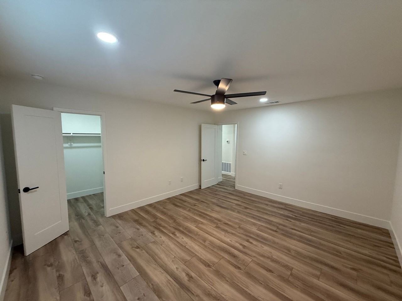 5077 Rockford Dr - Photo 4 of 14