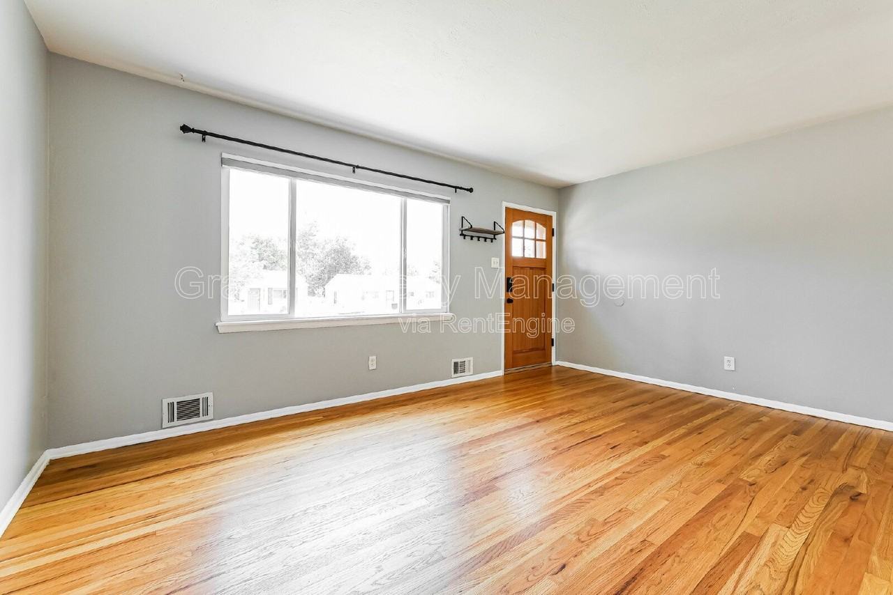 1611 S Julian Way - Photo 3 of 20