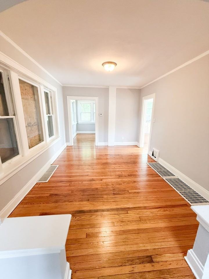 2555 Hord Ave - Photo 2 of 10