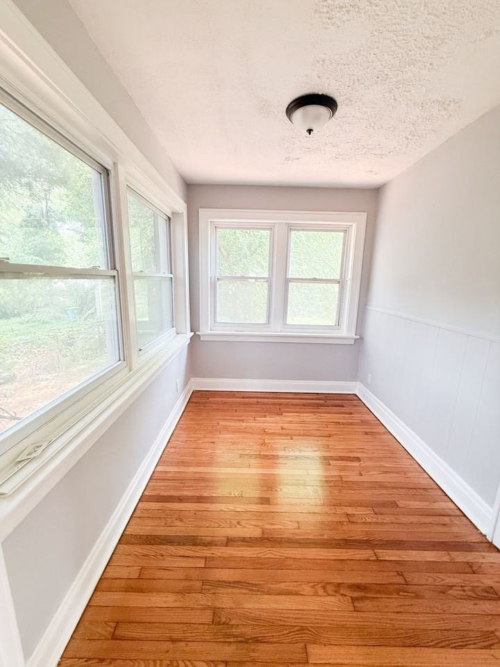 2555 Hord Ave - Photo 3 of 10