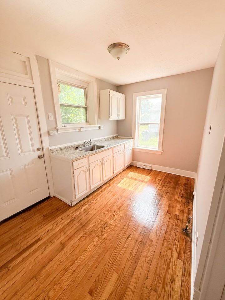 2555 Hord Ave - Photo 6 of 10