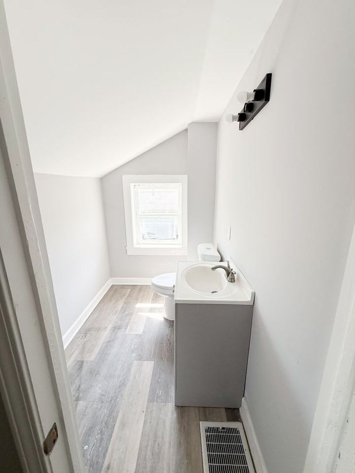 2555 Hord Ave - Photo 7 of 10