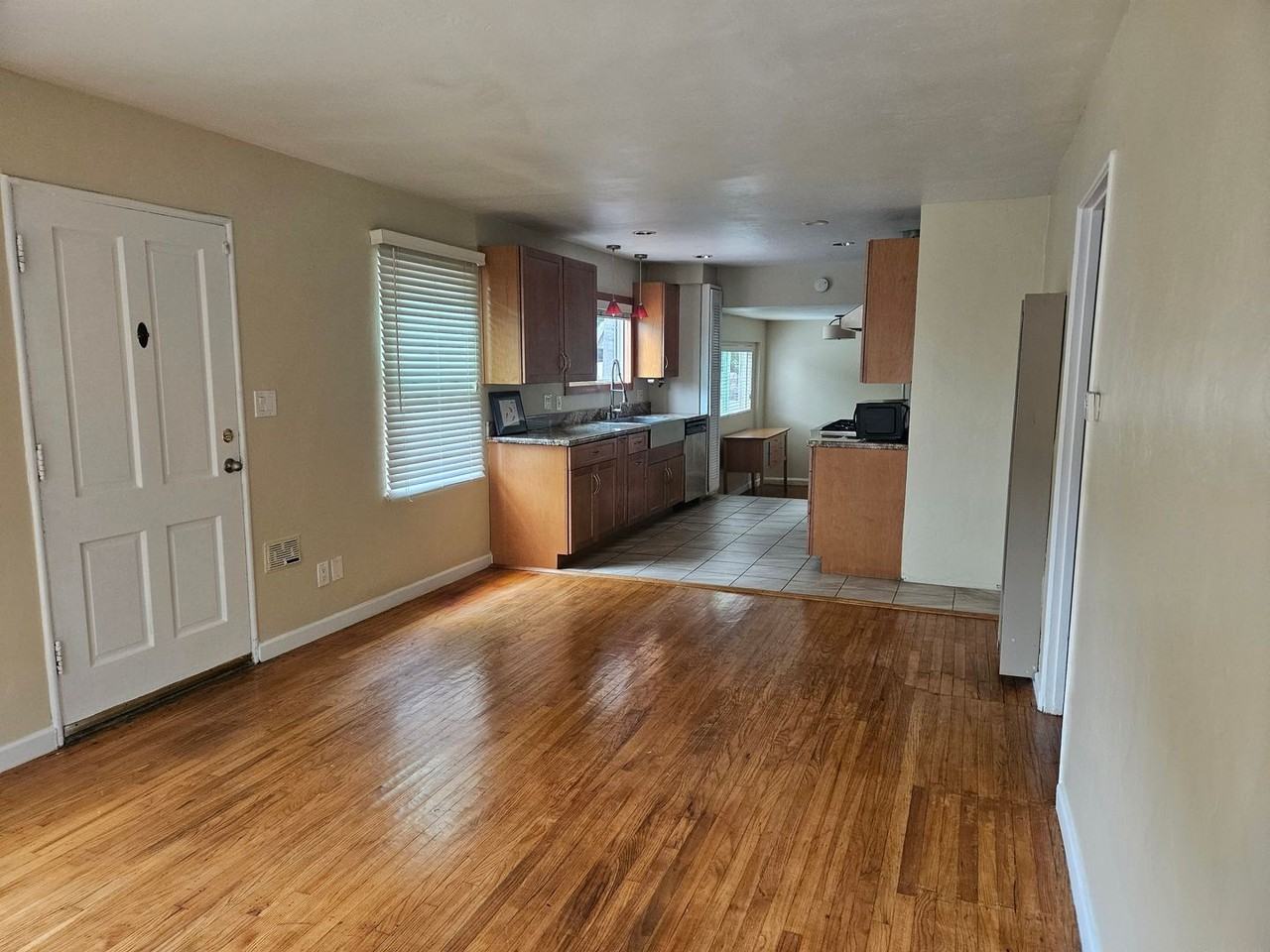 1768 Oliver Ave - Photo 3 of 37