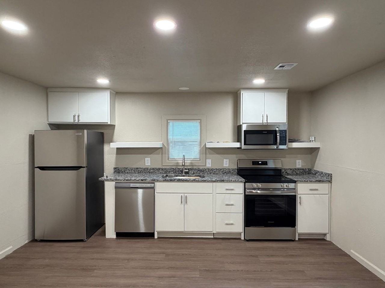712 Coyne St - Photo 2 of 8