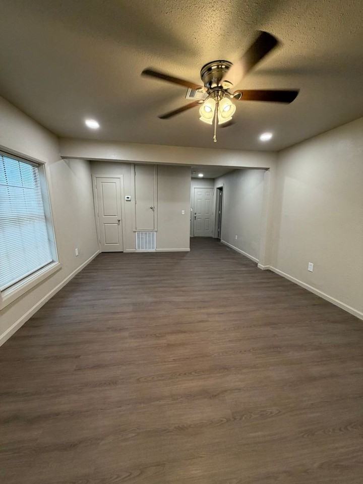 712 Coyne St - Photo 3 of 8