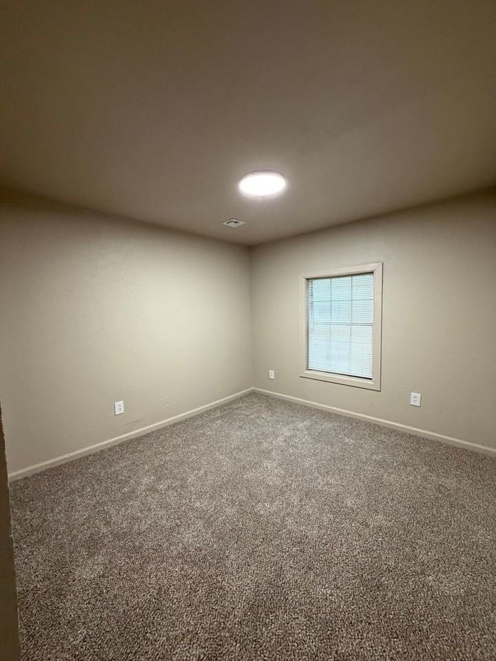 712 Coyne St - Photo 5 of 8