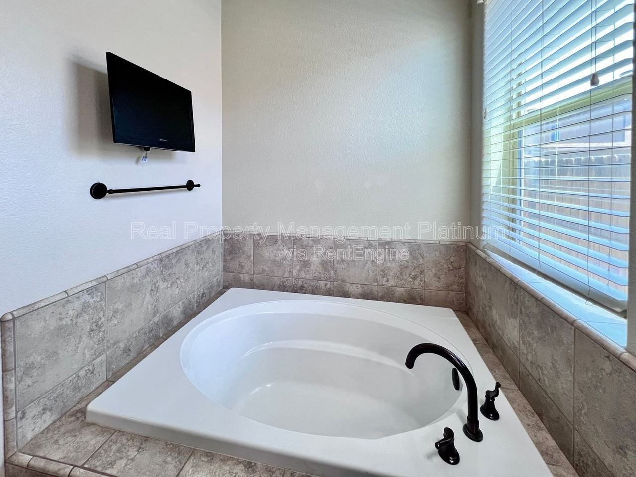 5893 E Laurite Ave - Photo 6 of 20