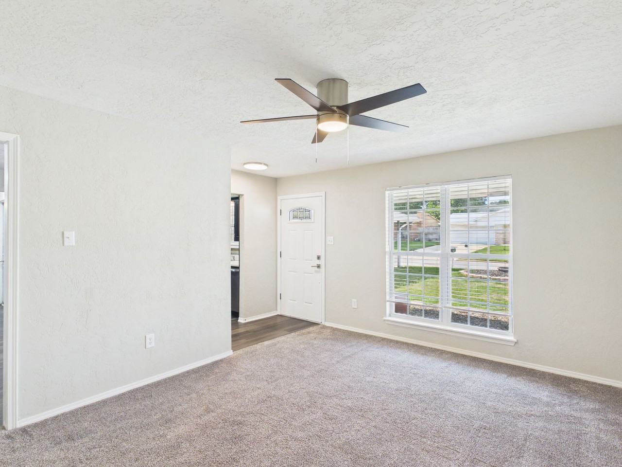 6308 Nw Taylor Ave - Photo 6 of 25