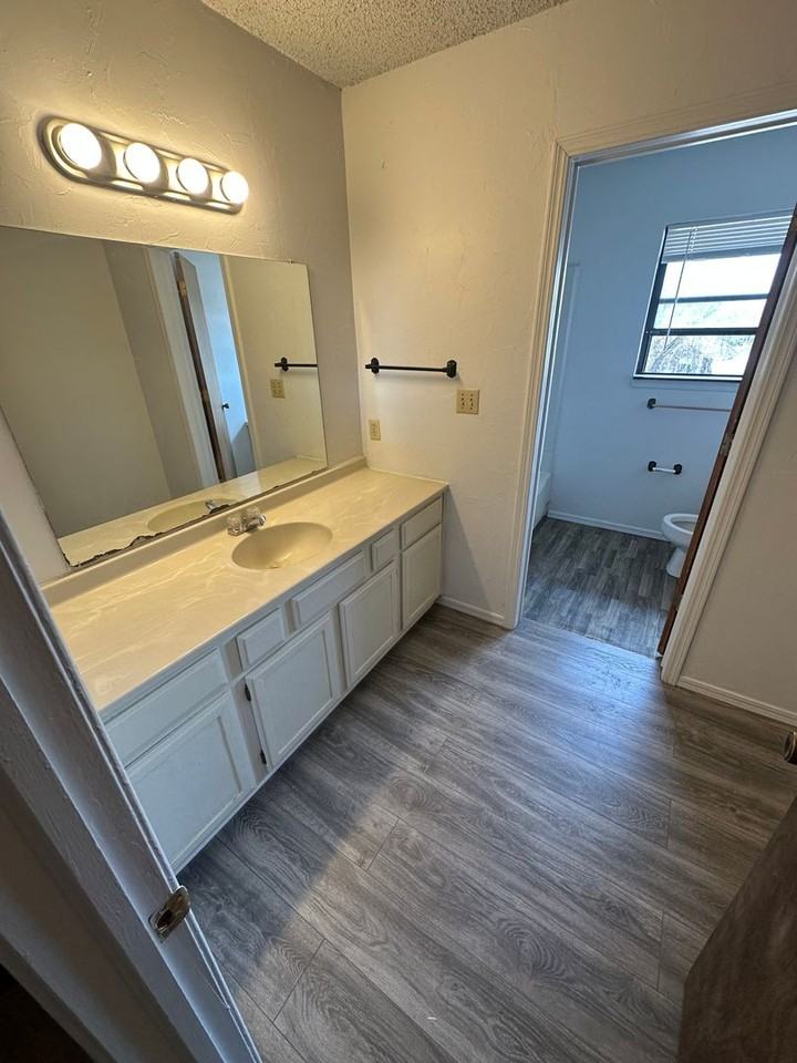 1300 N Rockwell Ave - Photo 4 of 13