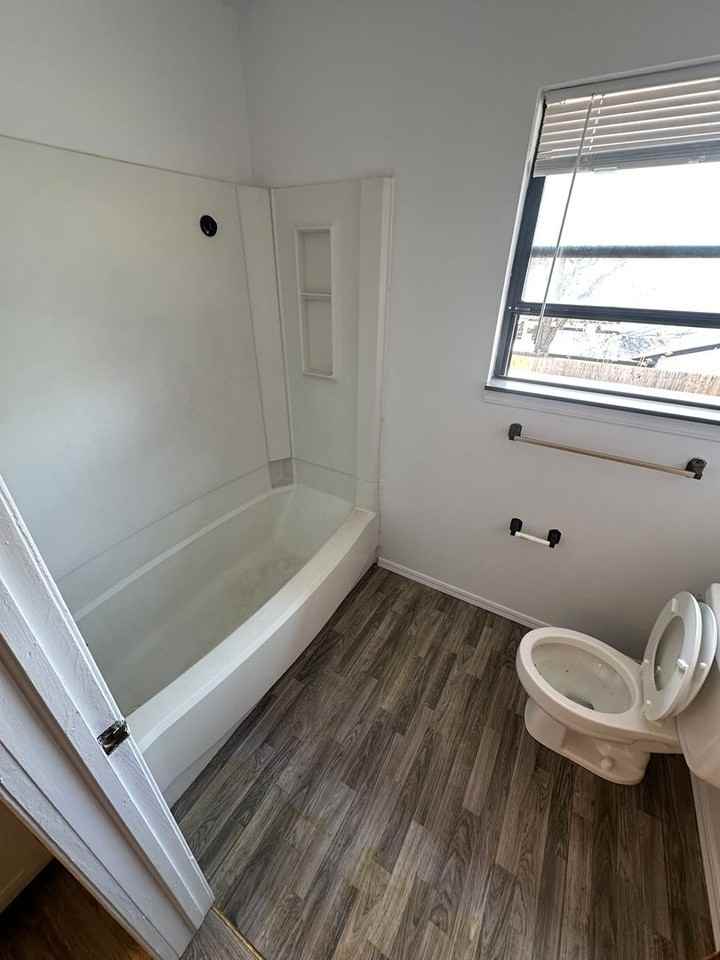 1300 N Rockwell Ave - Photo 6 of 13