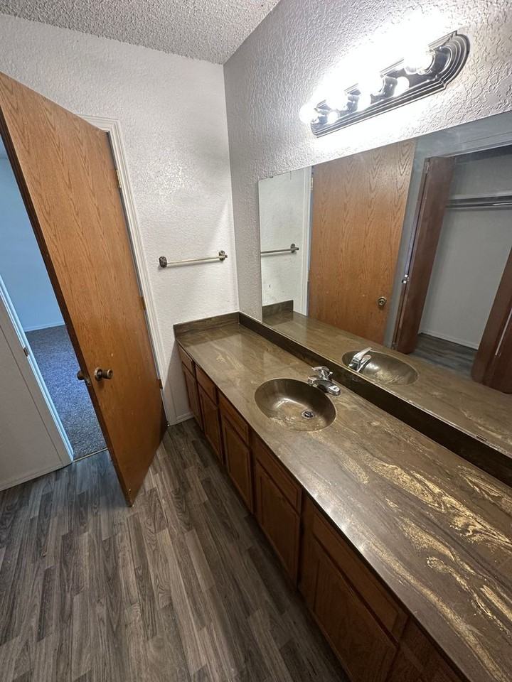 1300 N Rockwell Ave - Photo 7 of 13