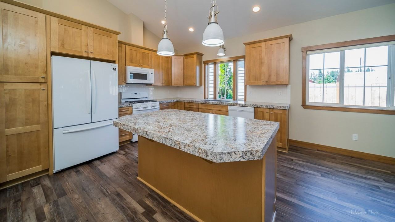 6609 47th Ave Ne - Photo 2 of 10