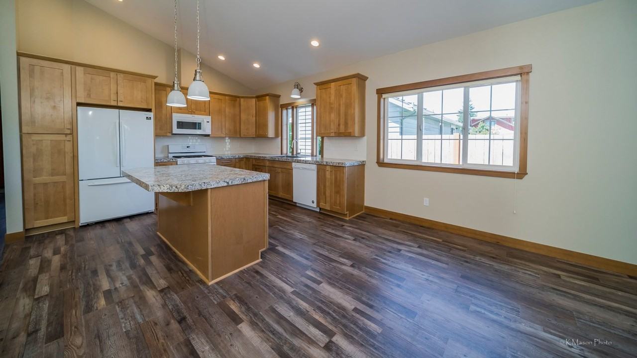 6609 47th Ave Ne - Photo 3 of 10