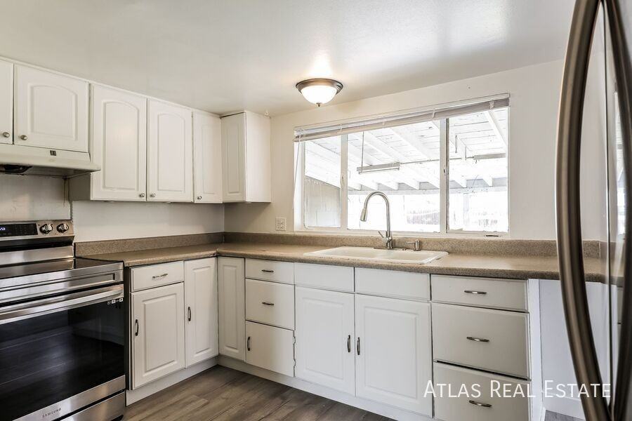 628 S Stuart St - Photo 3 of 20