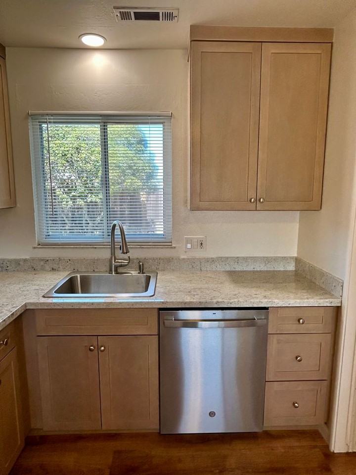 15380 Ruggles St - Photo 7 of 22