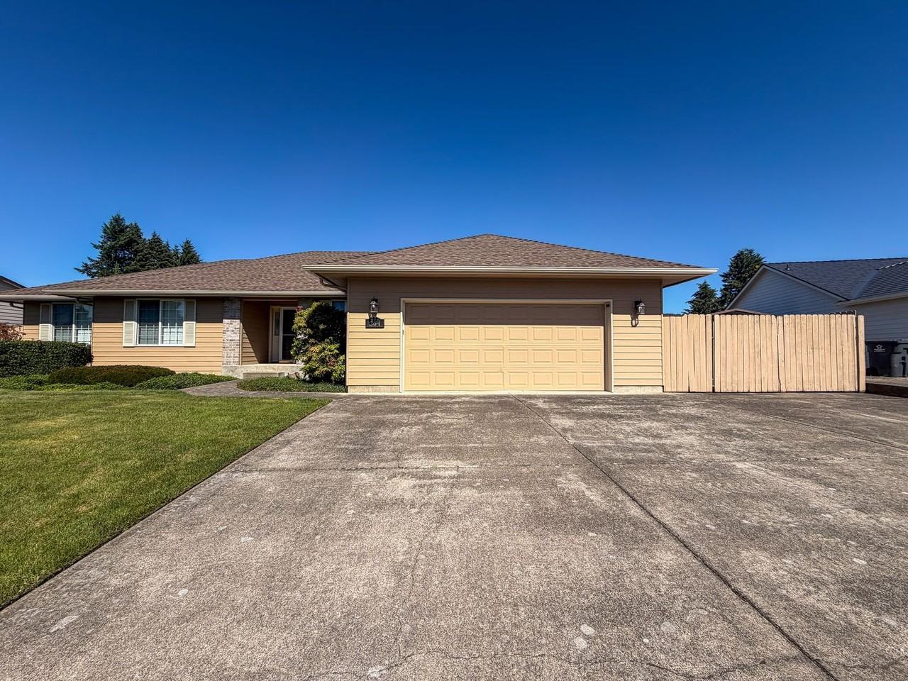 364 Se Davis Ct - Photo 2 of 41