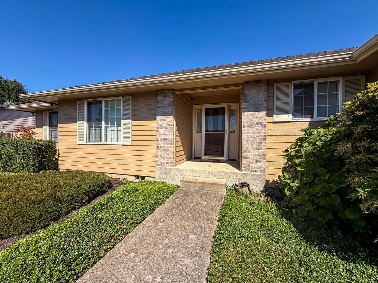 364 Se Davis Ct - Photo 3 of 41