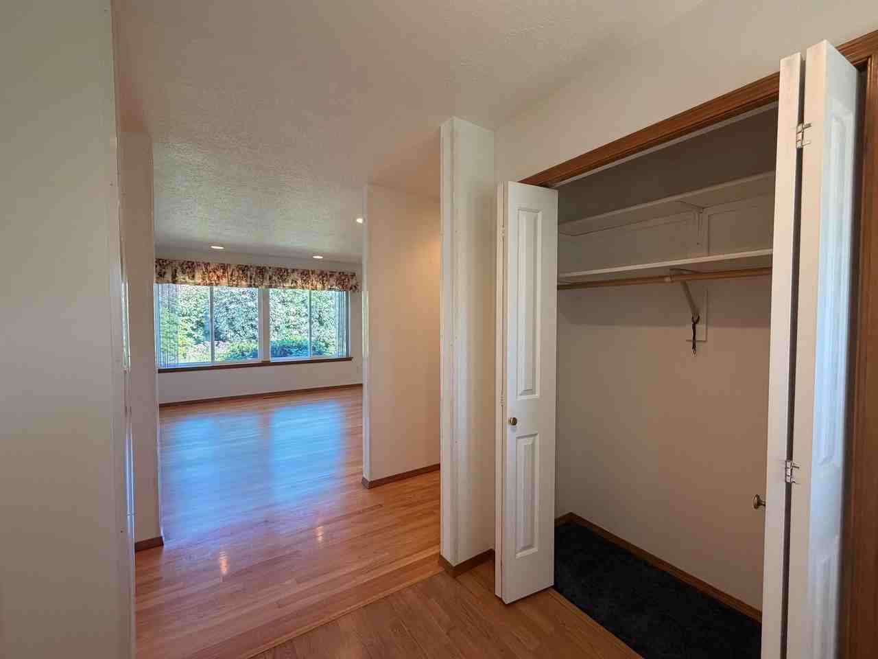 364 Se Davis Ct - Photo 5 of 41