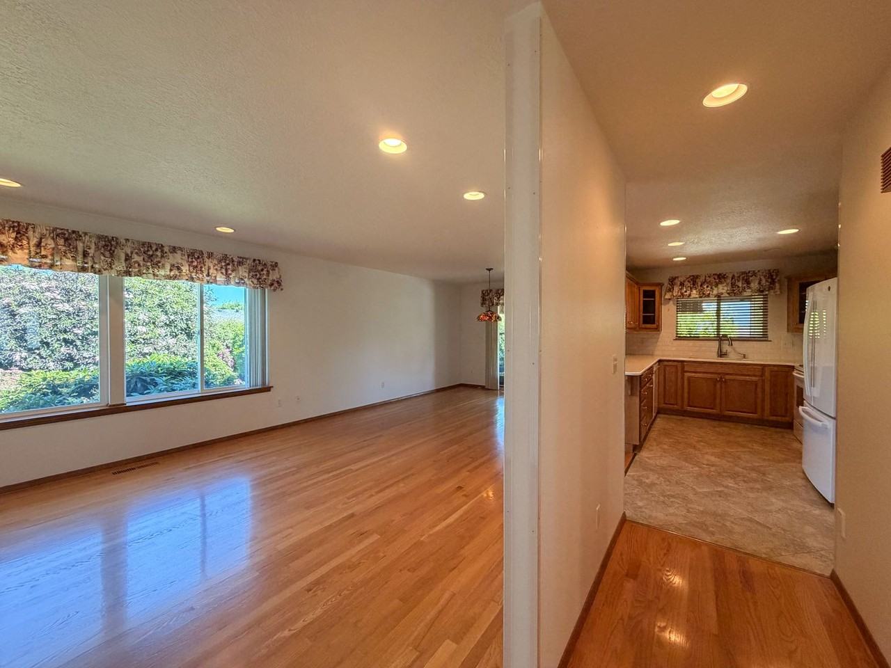364 Se Davis Ct - Photo 6 of 41