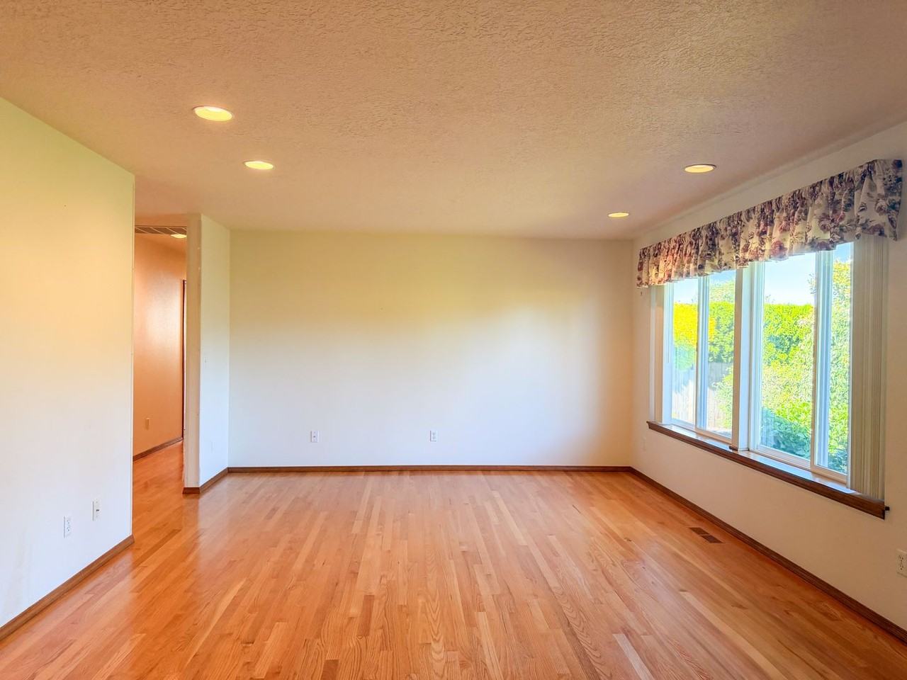 364 Se Davis Ct - Photo 7 of 41