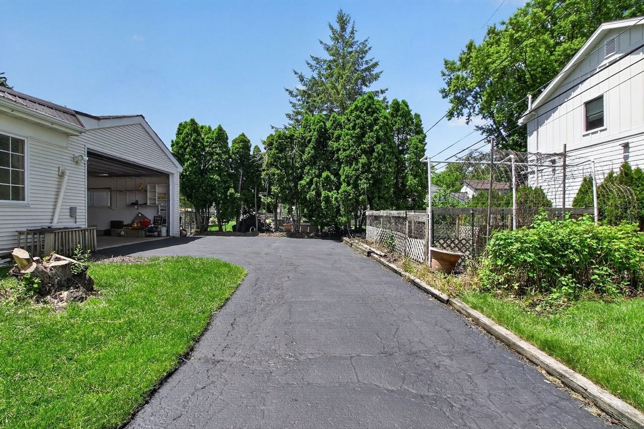 1702 N Beech Rd - Photo 5 of 50