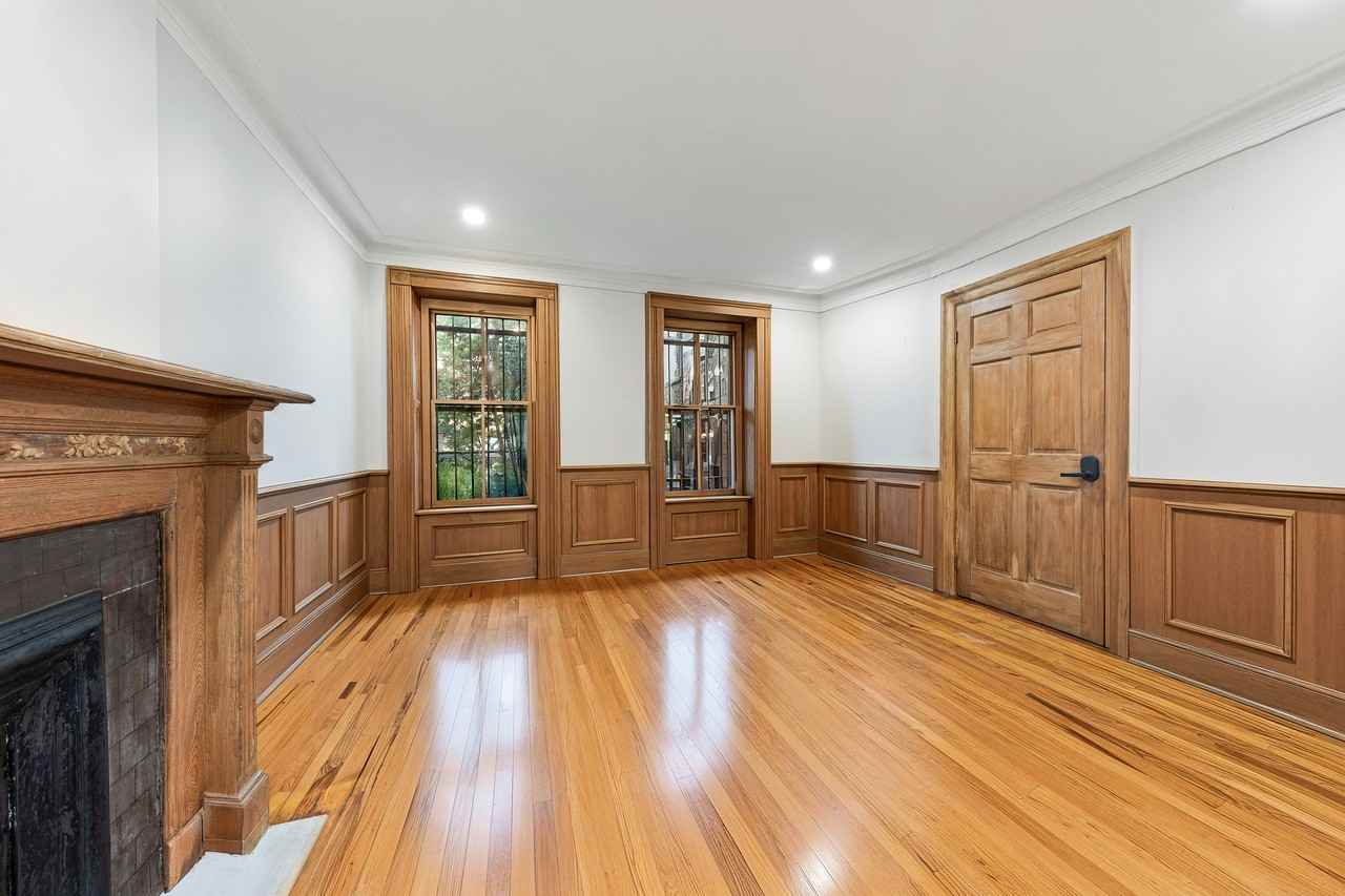372 Bainbridge St - Photo 2 of 12