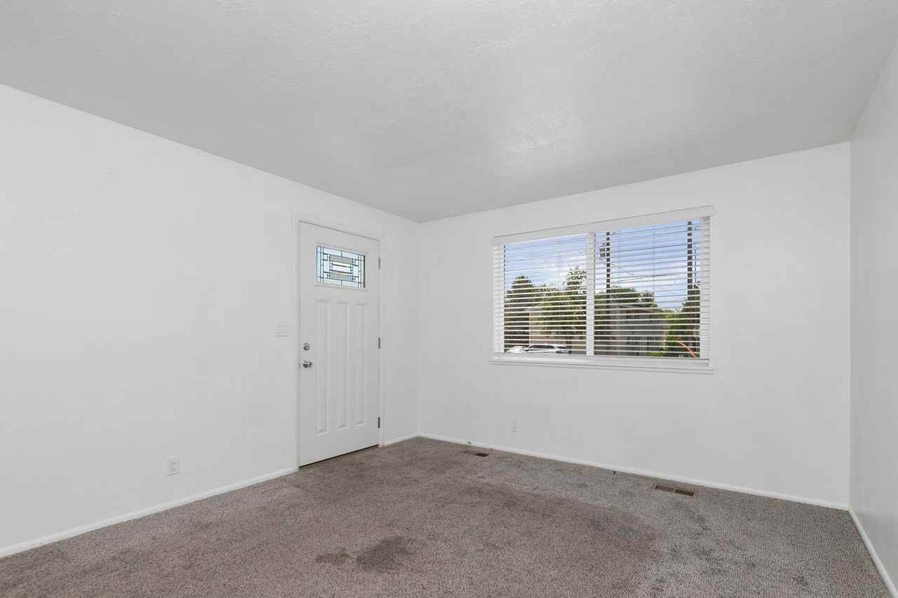 4942 W Targee St - Photo 4 of 10