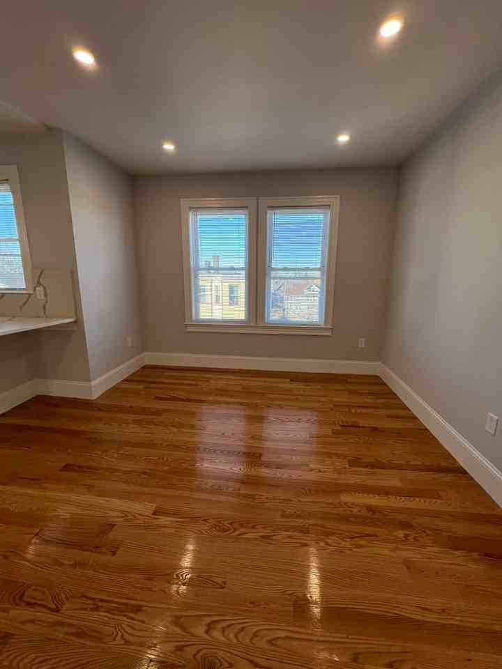 83 Winchester St - Photo 3 of 20