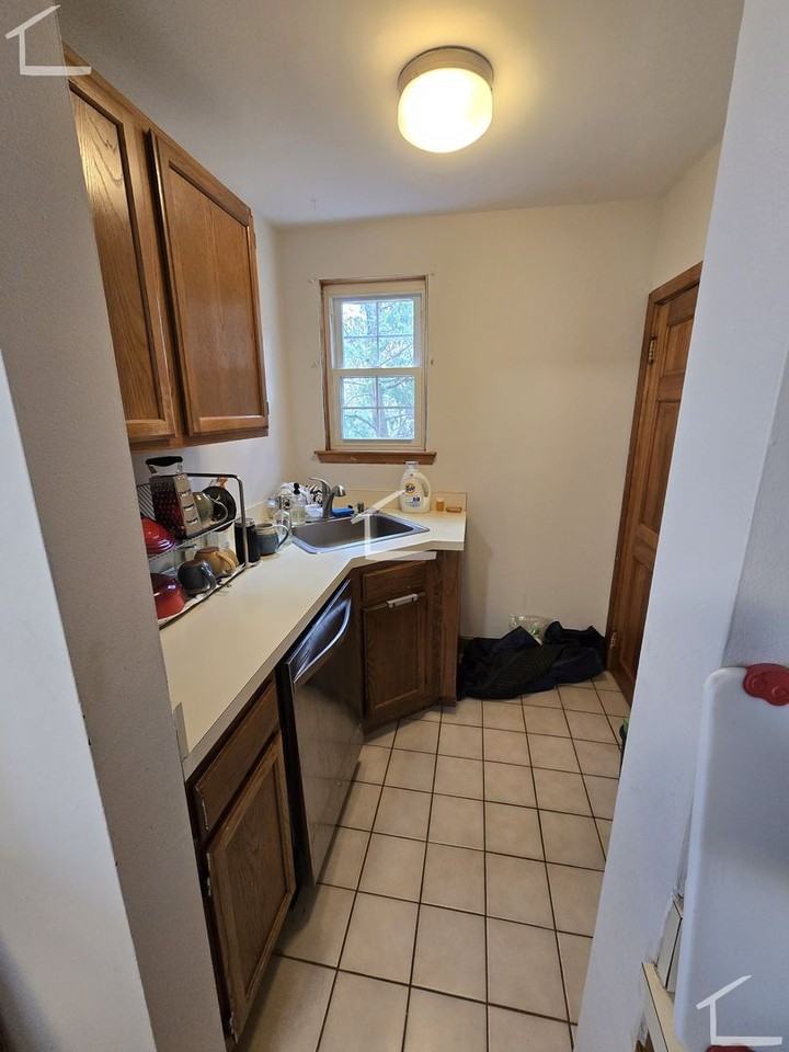 104 Summer St - Photo 5 of 7