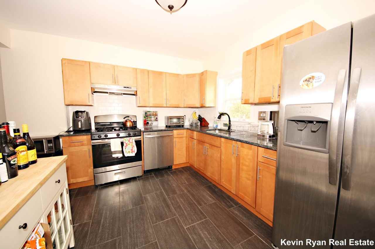 105 Cushing St - Photo 3 of 7