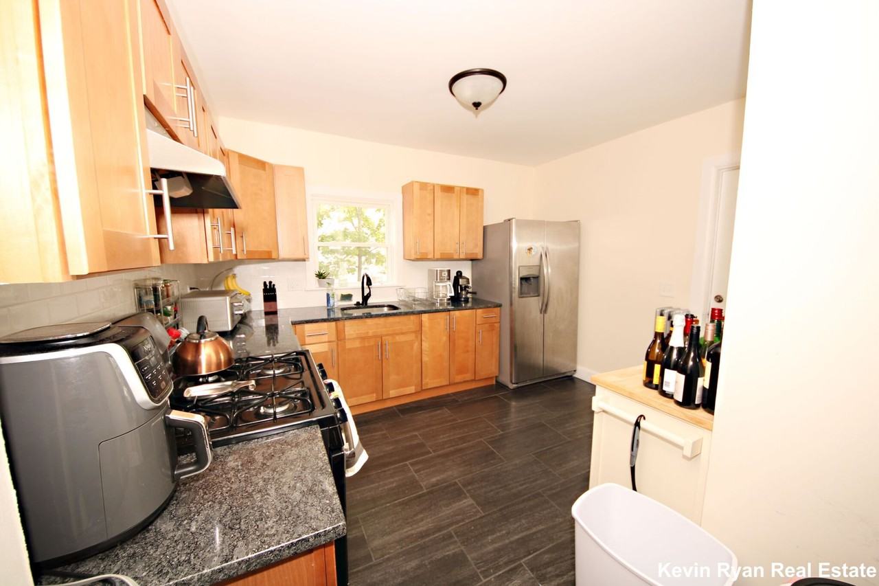 105 Cushing St - Photo 4 of 7