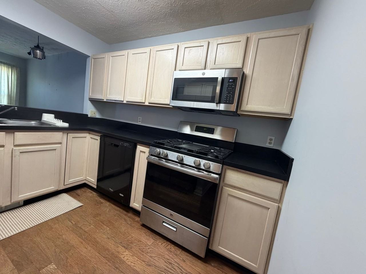 8325 Beacon Pl - Photo 3 of 16