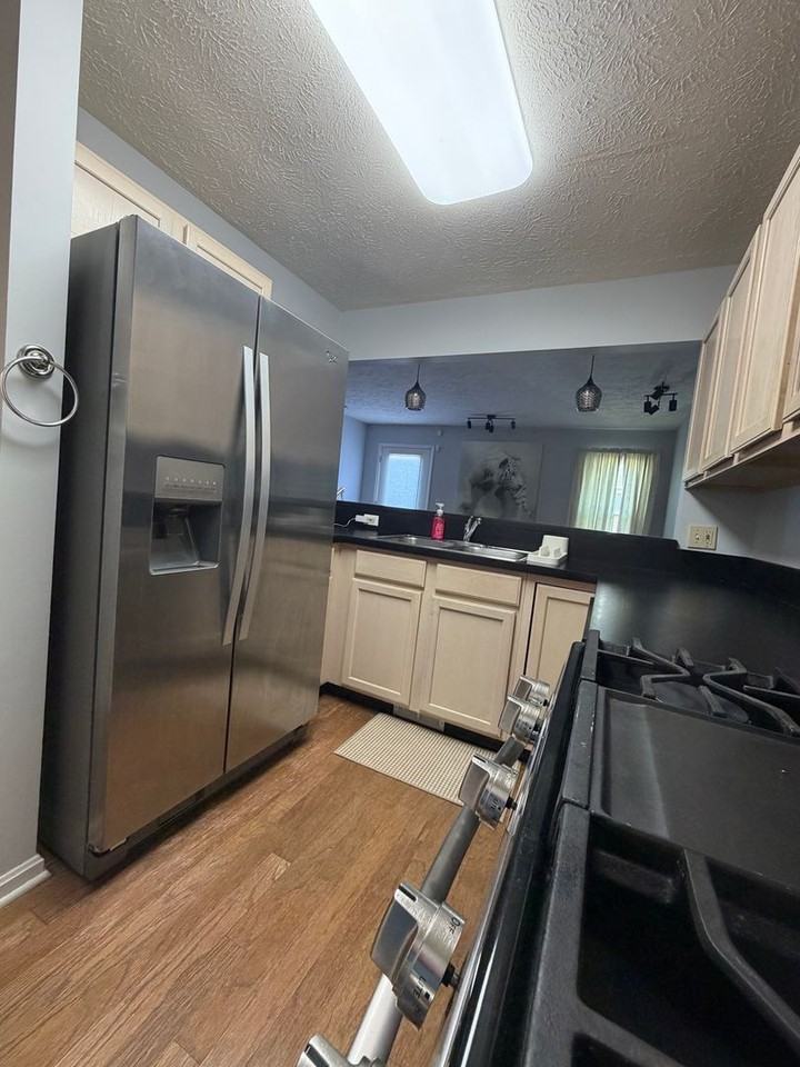 8325 Beacon Pl - Photo 4 of 16
