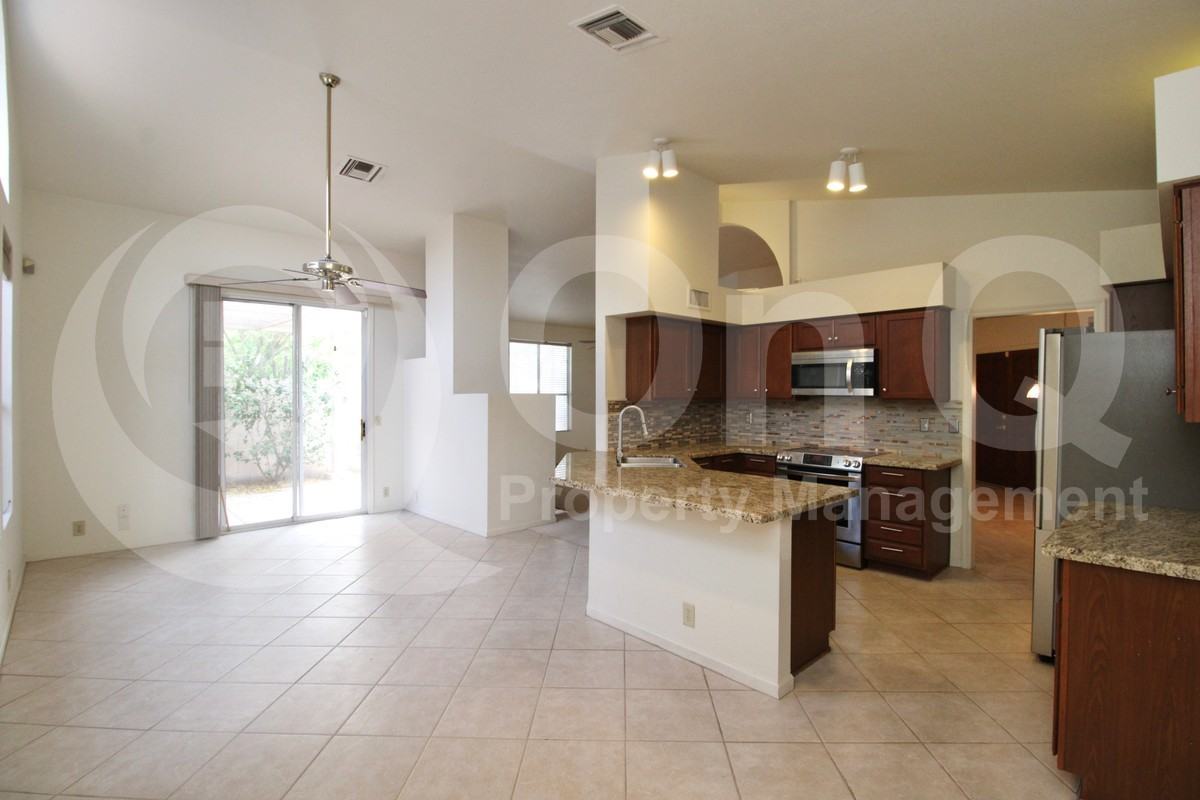 315 W Marconi Ave - Photo 4 of 28