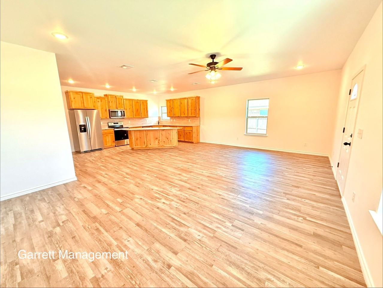 828 Elijah Ln - Photo 3 of 16