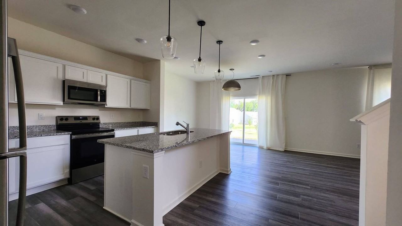110 E Goodnight St - Photo 3 of 44