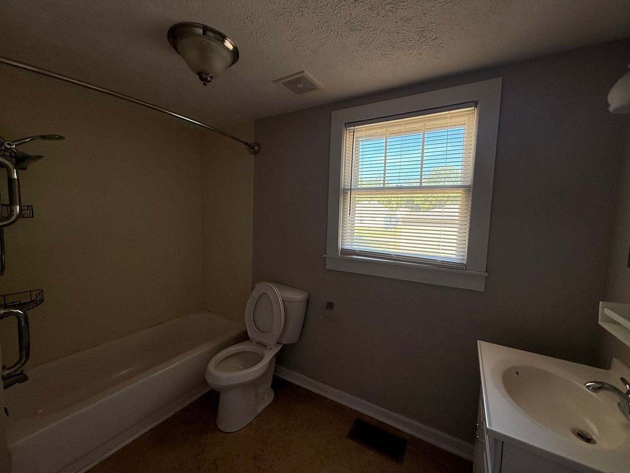 223 N Tennessee St - Photo 4 of 8