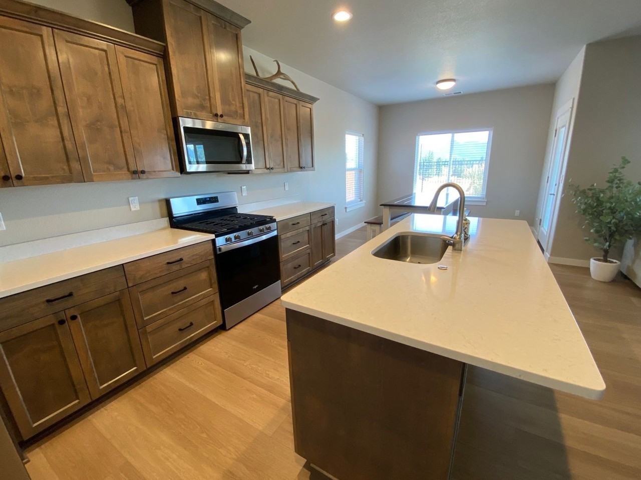 912 Medina Ave - Photo 3 of 13