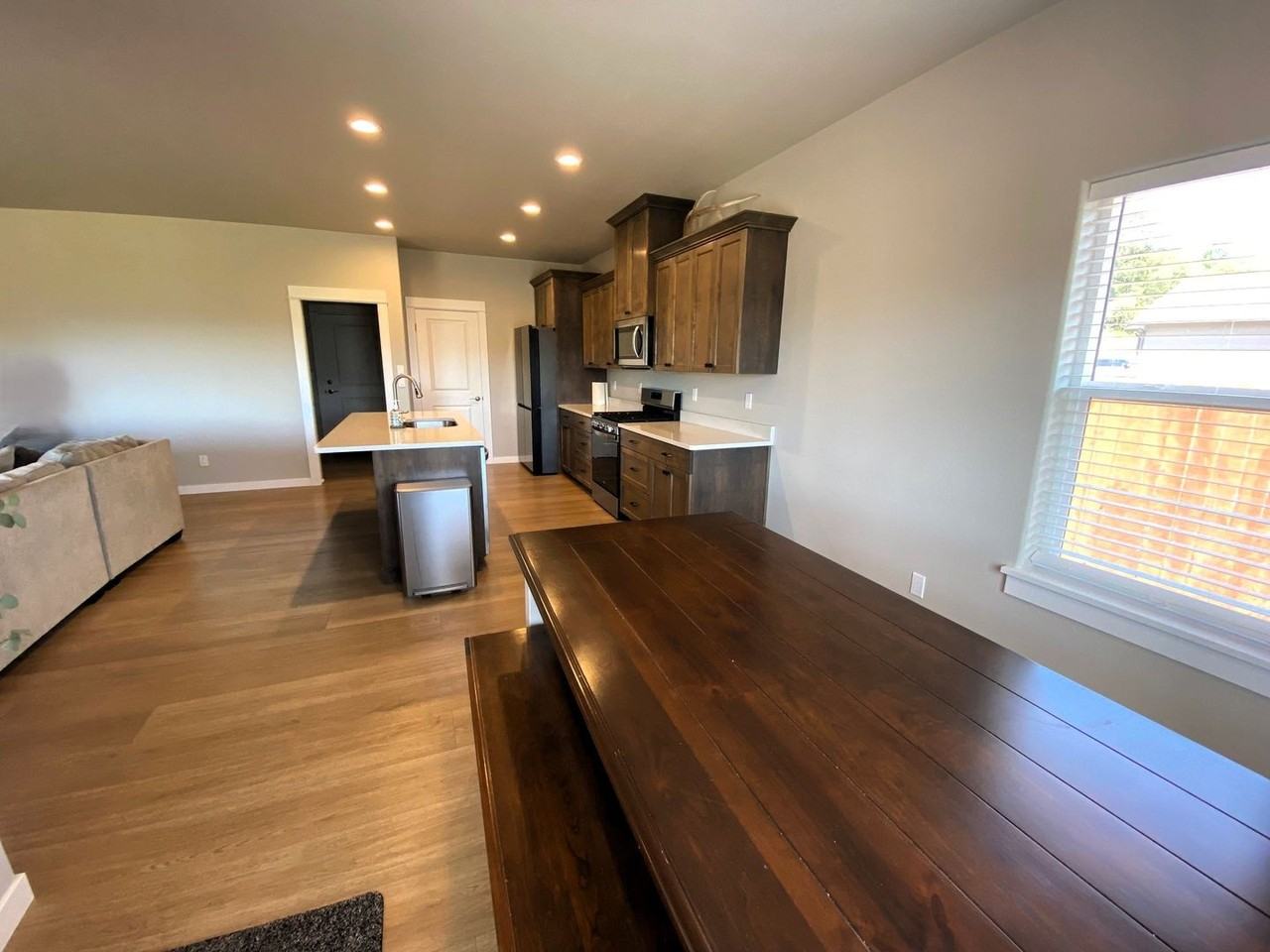 912 Medina Ave - Photo 4 of 13