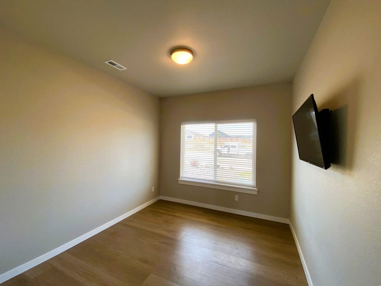 912 Medina Ave - Photo 7 of 13