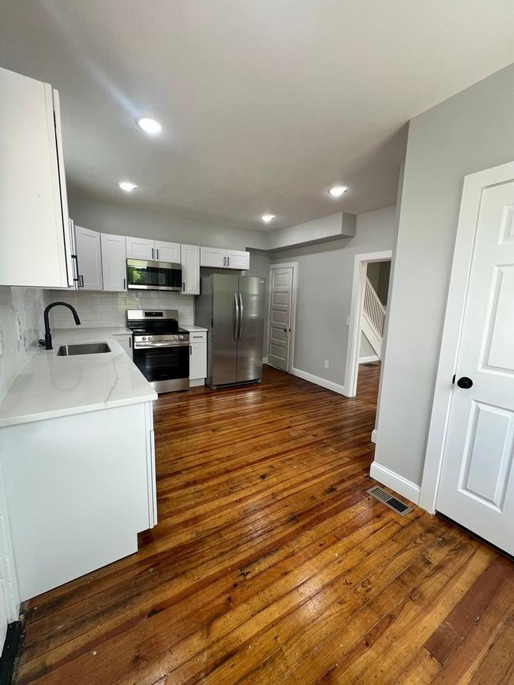 31 N Poplar St - Photo 4 of 29
