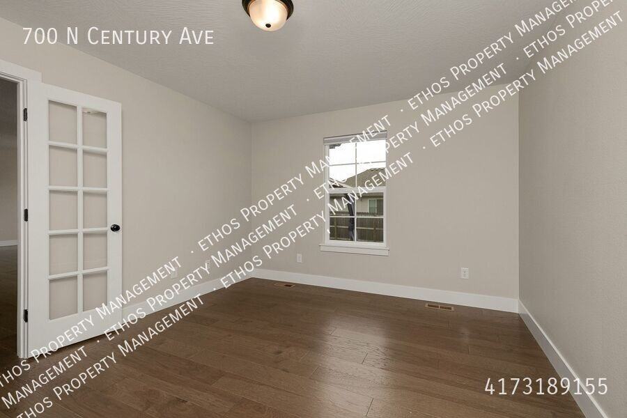 700 N Century Ave - Photo 5 of 19