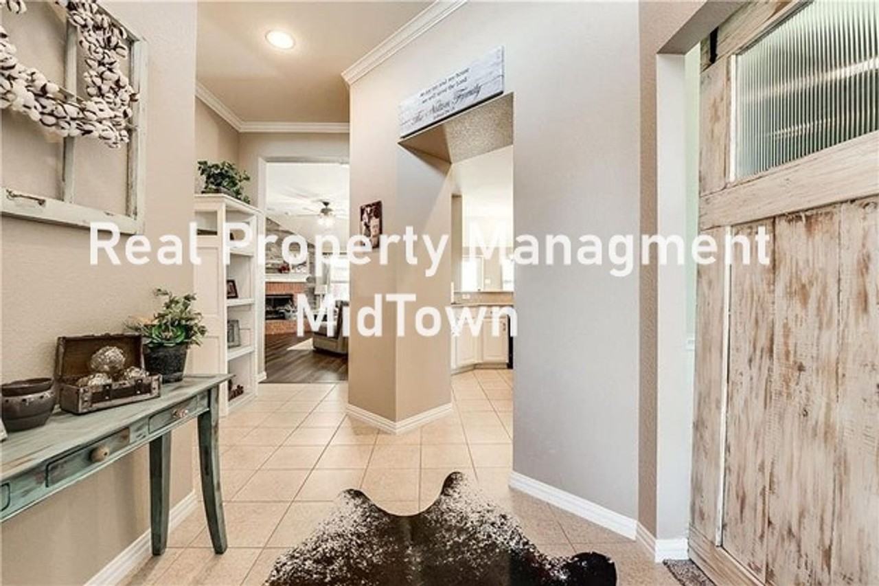 1105 Sunland Ct - Photo 4 of 26