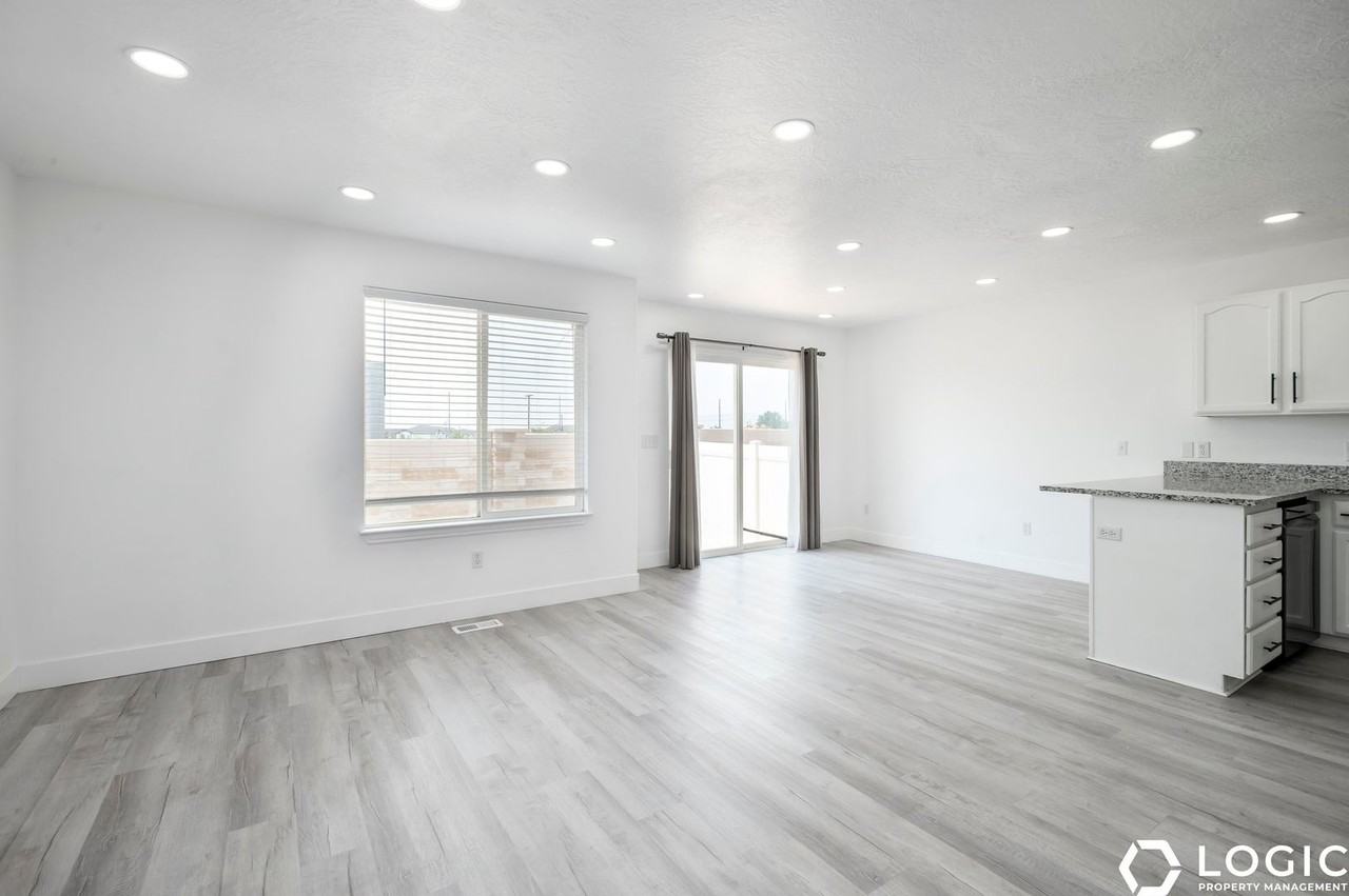 1212 S 1410 E - Photo 3 of 19