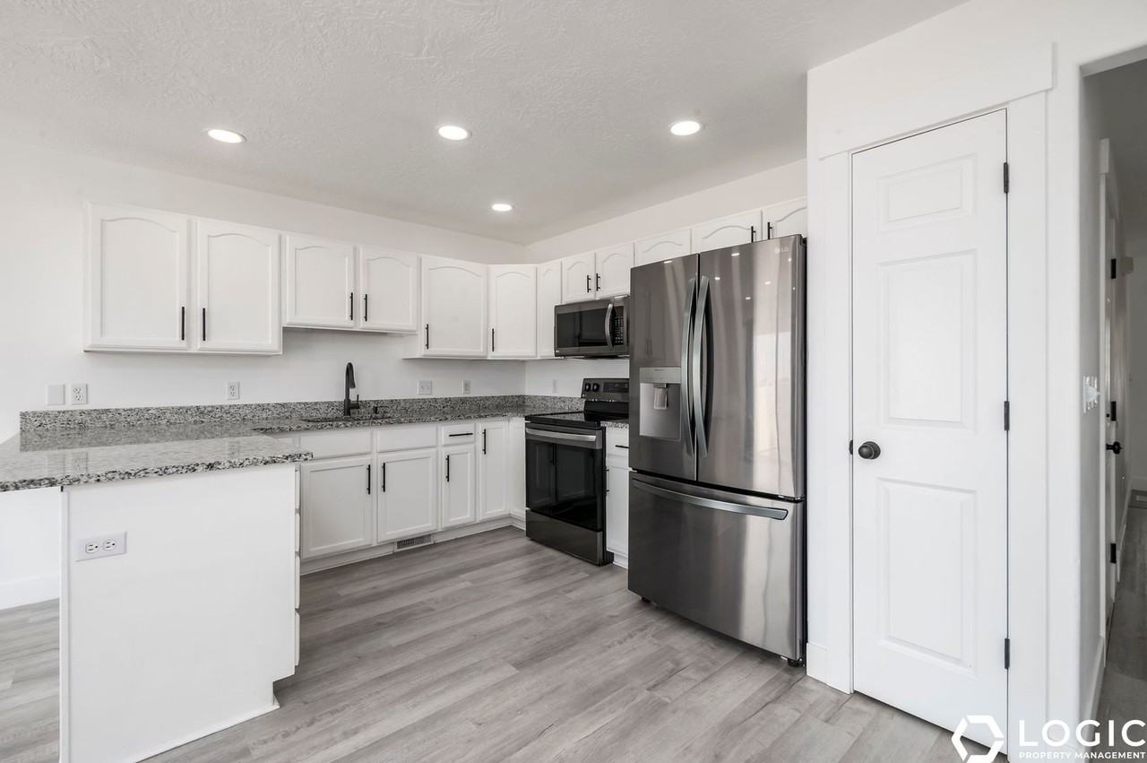 1212 S 1410 E - Photo 7 of 19