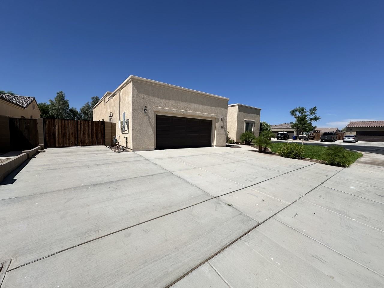 5688 E 39th Pl