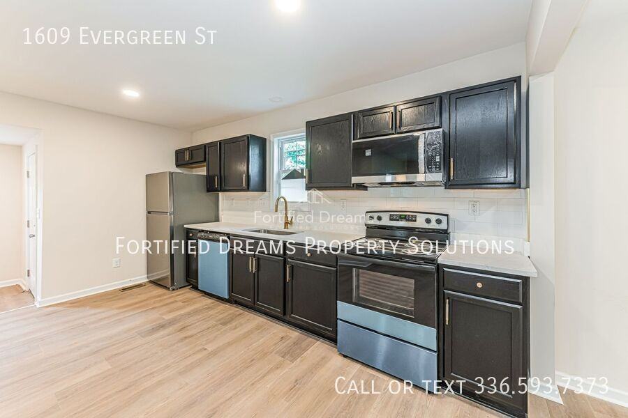 1609 Evergreen St - Photo 4 of 30
